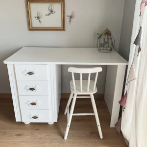 Charlotte skrivebord til barnerommet